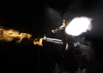 Is It Possible to Control Light and Shadow with a Spotlight?